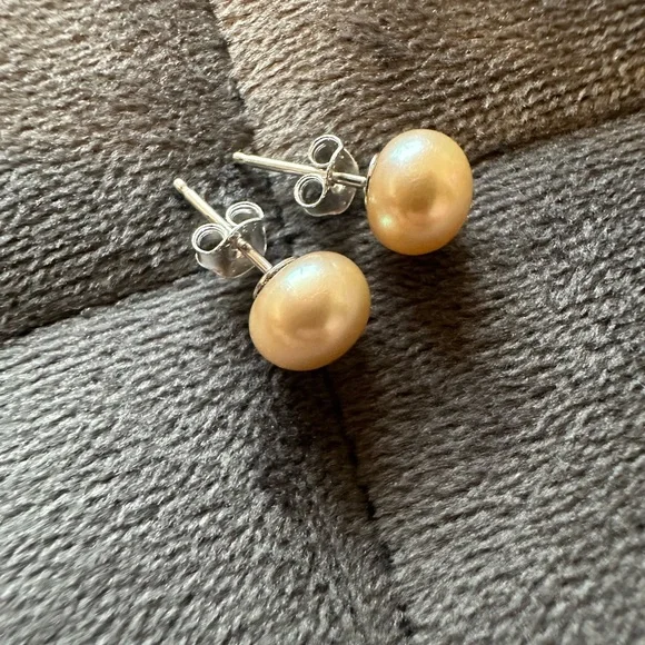 Honora Irredescent gold pearl stud - Picture 4 of 8